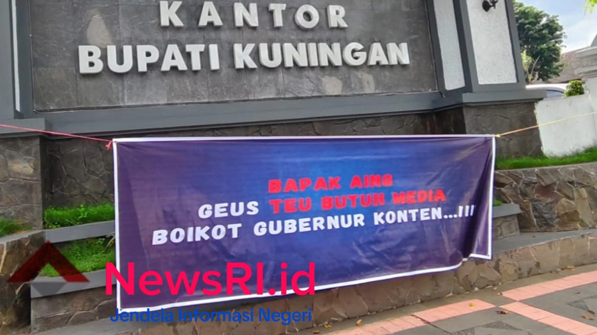 Boikot Gubernur Konten, Sejumlah Jurnalis Gelar Aksi Spontan Pasang Spanduk di Depan Kantor Bupati Kuningan