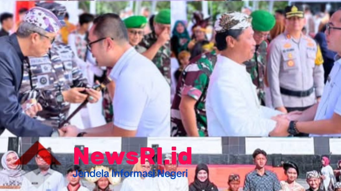 Walikota Cirebon Serahkan Piagam Penghargaan Kepada Lapas Cirebon Pada Upacara Hardiknas