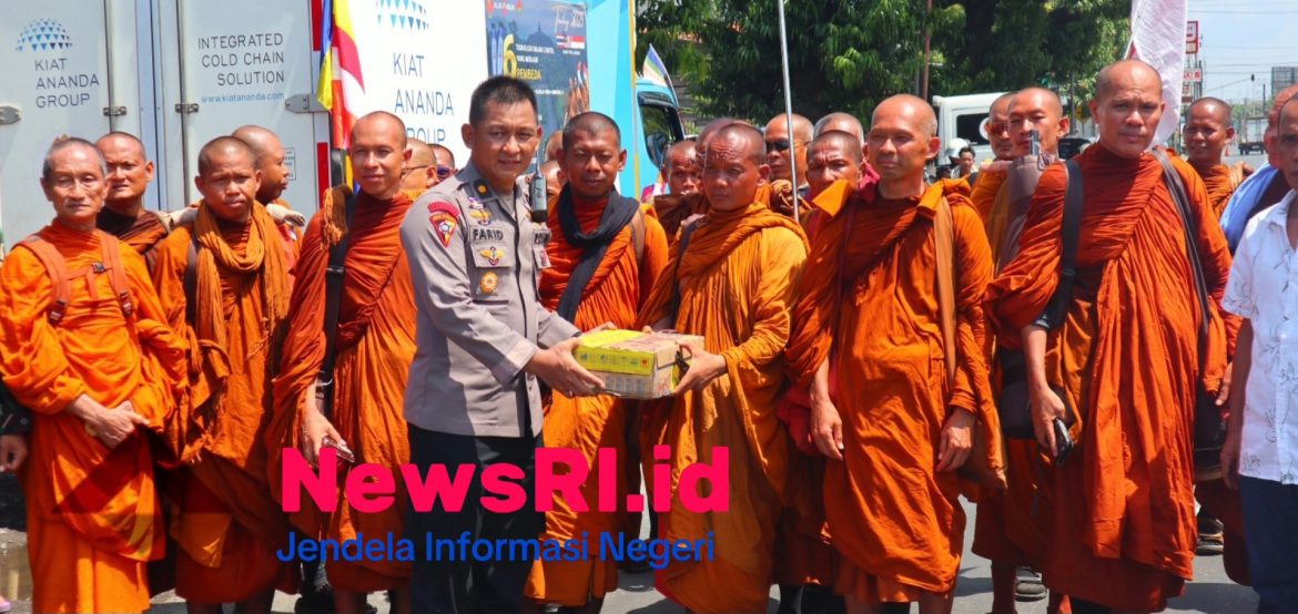 Melintas di Wilayah Pekalongan, 34 Biksu Dapatkan Pengawalan dan Pengamanan dari Polisi