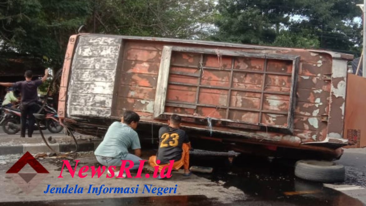 Satu Unit Bus Elf Trayek Cirebon-Bandung Kecelakaan Tunggal dan Terbalik