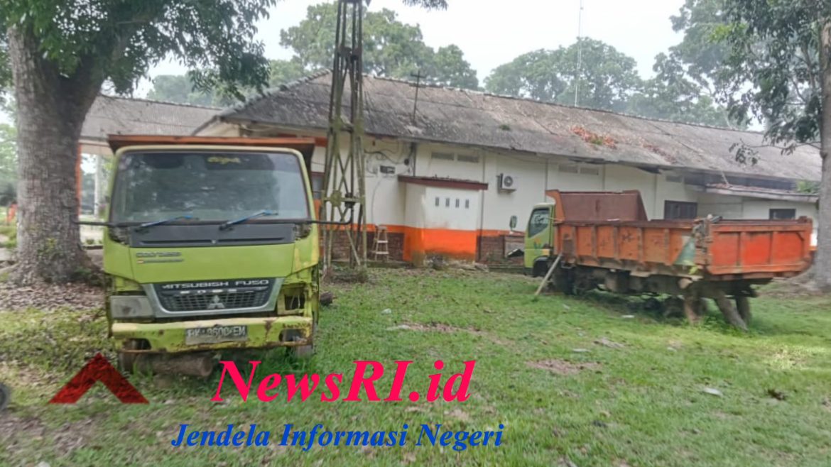 Dua Unit Truk Angkutan Sawit Kebun Gunung Bayu PTPN IV Regional II Dibiarkan Rusak Tidak Diperbaiki