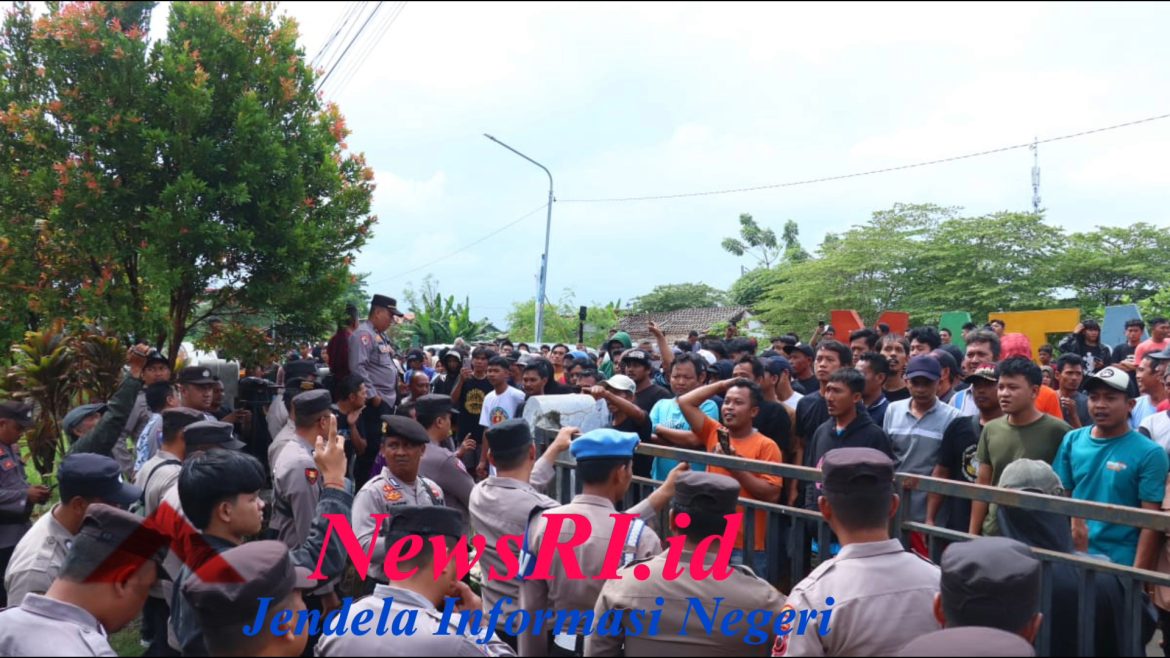 Ratusan Personil Polres Pekalongan Amankan Audiensi Warga Sijambe