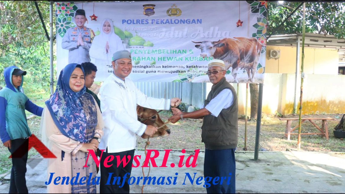 Kapolres Pekalongan Serahkan Hewan Qurban Kepada Pondok Pesantren dan Takmir Masjid 