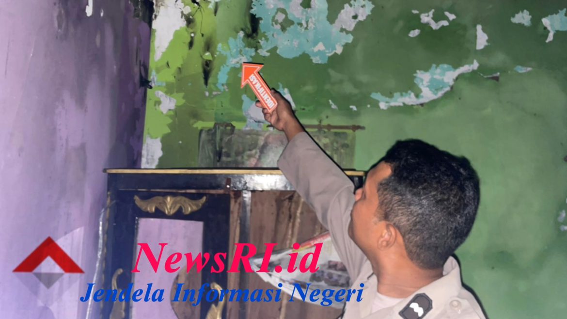 Akibat Korsleting AC, Sebuah Rumah di Kesesi Pekalongan Terbakar
