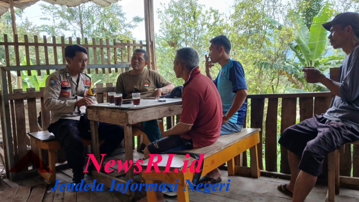 Ngopi Bareng Warga, Bripka Angesti Sosialisasikan Call Center 110