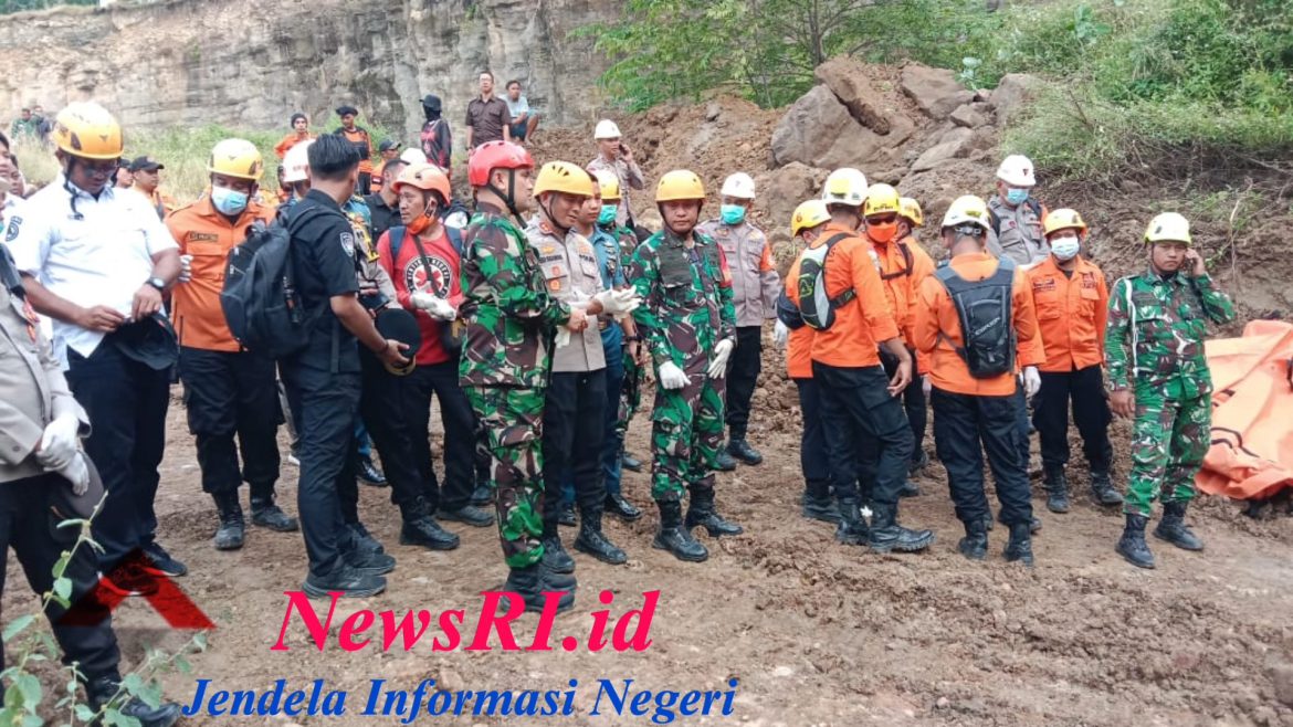 Dandim 0614/Kota Cirebon Saksikan Proses Evakuasi Korban Longsor Galian C di Argasunya