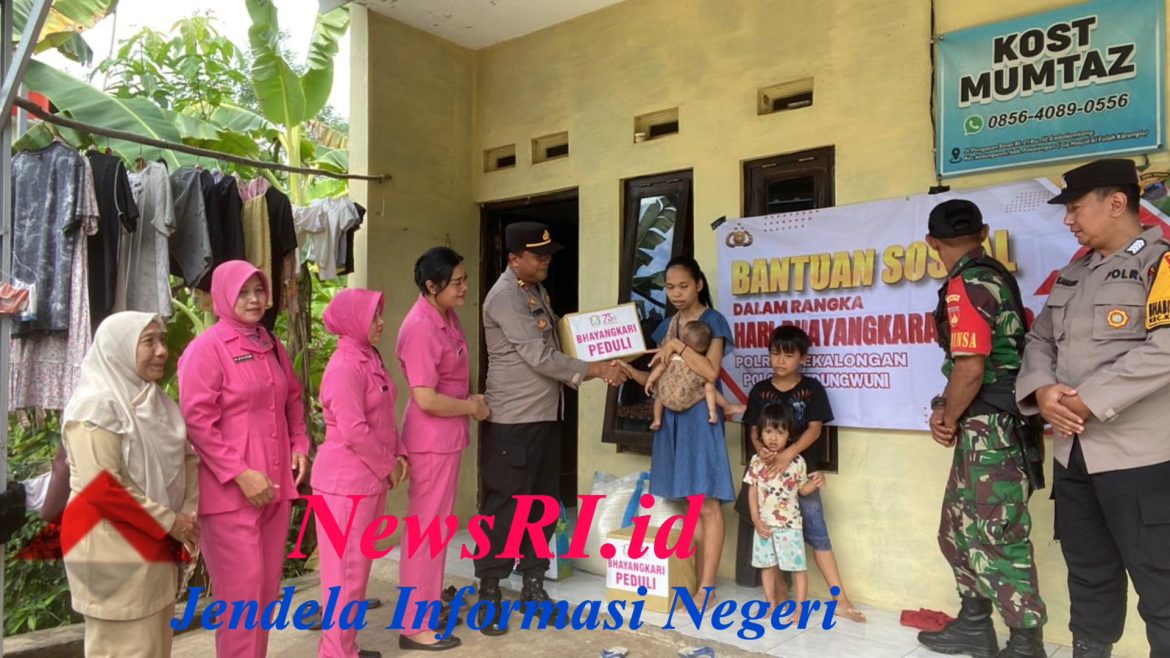 Sambut HUT Bhayangkara Ke-79, Kapolsek Kedungwuni Sambangi Kontrakan Salurkan Bantuan Sosial