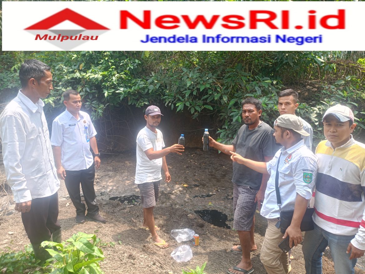 Sungai Titian Urek Tercemar Diduga Limbah Perusahaan, Masyarakat didampingi BPD Lubuk Napal Turun langsung Ambil Sempel Air yang Tercemar