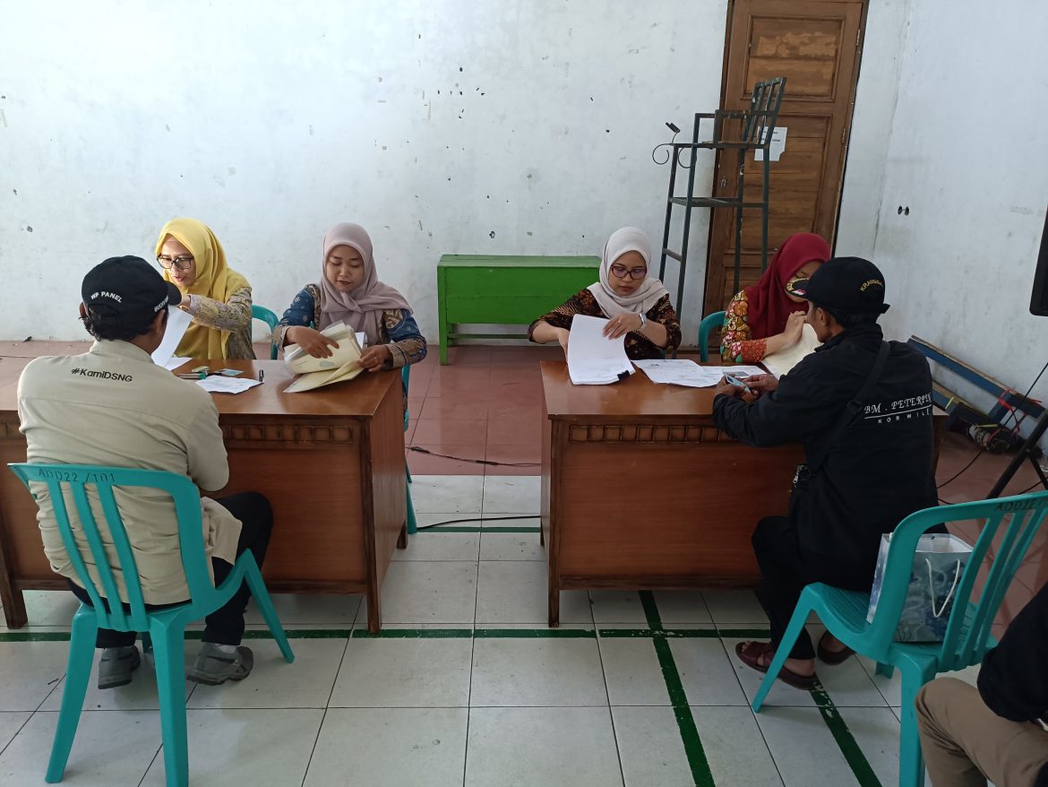 Pembagian Sertipikat PTSL di Desa Purwosari, Wujud Kepastian Hukum Hak Atas Tanah