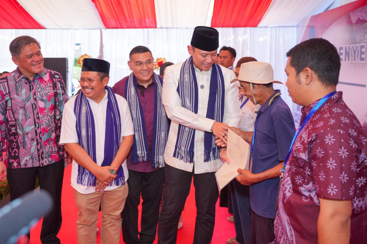 Wamen Ossy Serahkan Sertipikat Tanah di Lombok Barat, Bukti Negara Hadir Lindungi Hak Rakyat