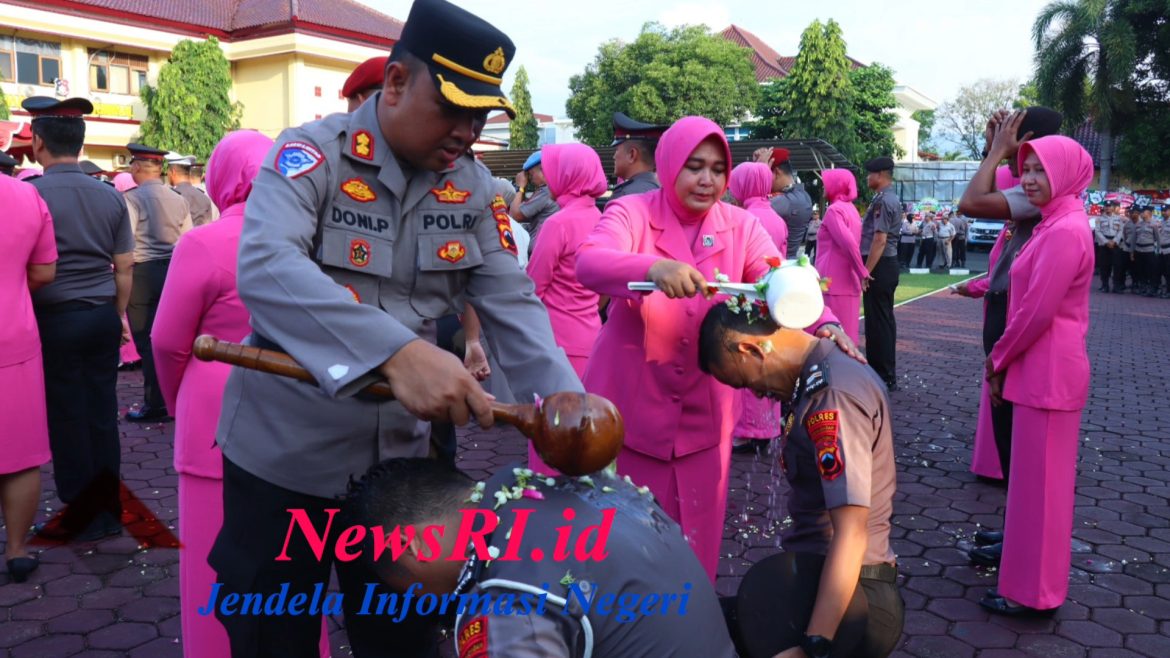 Unik, Prosesi Siraman Warnai Kenaikan Pangkat Anggota Polres Pekalongan
