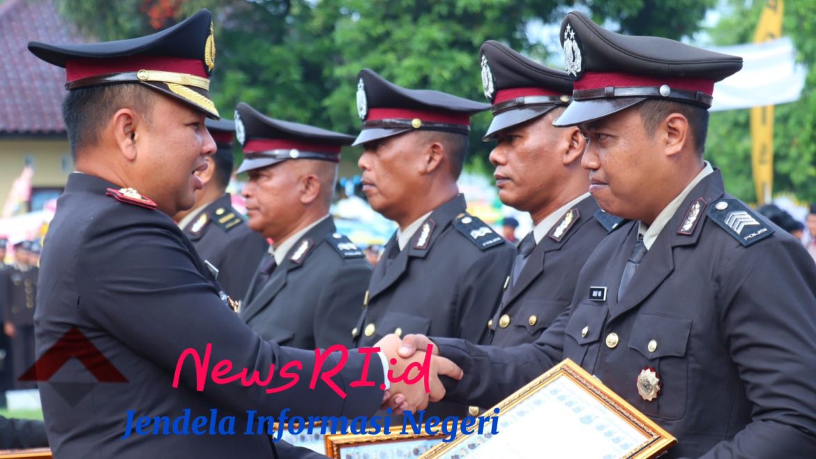 Kapolres Pekalongan Berikan Penghargaan Kepada Anggota dan Warga Saat Upacara hari Bhayangkara Ke-79