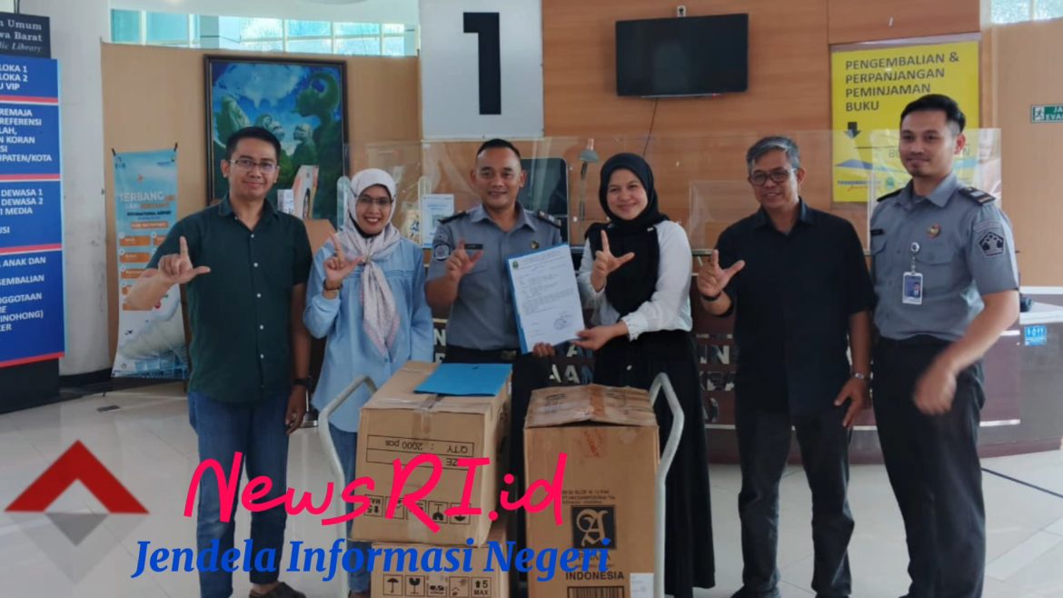 Dinas Perpustakaan dan Kearsipan Jabar Serahkan 500 Buku Bacaan untuk Warga Binaan Lapas Narkotika Cirebon