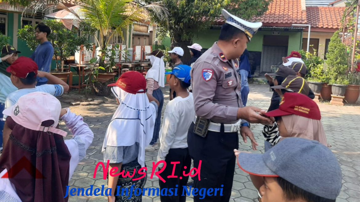 Satlantas Polres Pekalongan Dampingi Pelatihan Polisi Cilik di SD Negeri 1 Pekuncen Wiradesa