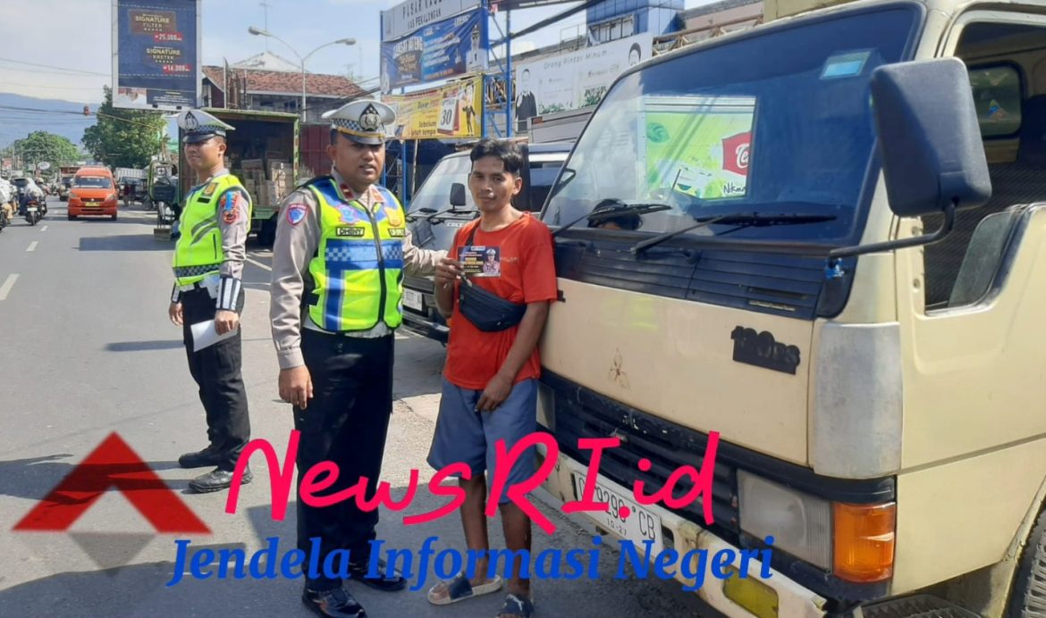 Sambangi Pengemudi Angkutan Logistik, Satlantas Polres Pekalongan Berikan Edukasi dan Sosialisasi Ops Patuh Candi 2025
