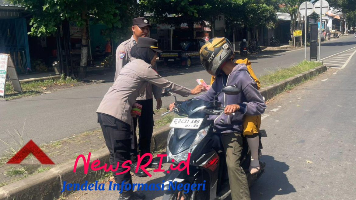 Unik! Pengendara Tak Tertib Malah Dapat Cokelat, Ini Pesan Sat Binmas Polres Pekalongan