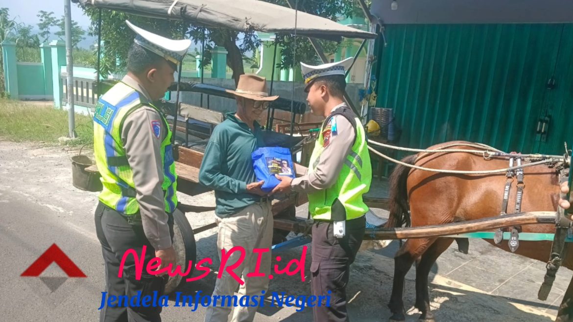 Ops Patuh Candi, Satlantas Polres Pekalongan Gelar Aksi Jumat Berkah, Bagikan Beras kepada Warga yang Membutuhkan