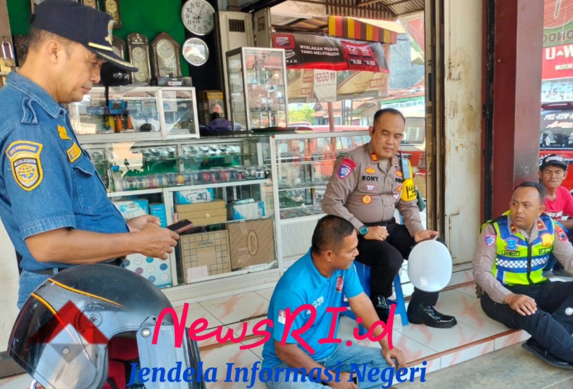 Ngopi Bareng Sopir Angkot, Kasat Lantas Pekalongan Bangun Kesadaran Tertib Berlalu Lintas