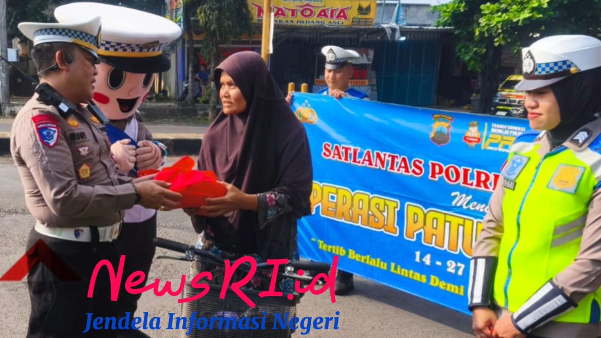 Jumat Berkah dalam Ops Patuh Candi 2025, Satlantas Polres Pekalongan Bagikan Sembako kepada Warga yang Membutuhkan