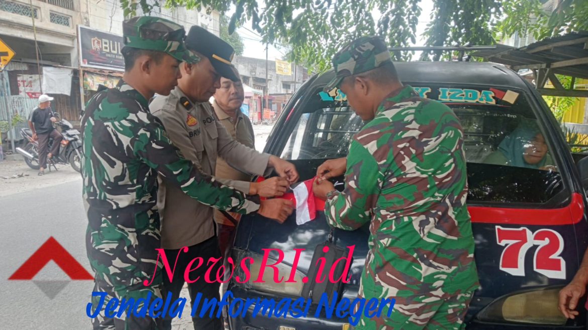 Polri, TNI Bersama Masyarakat Bagikan Bendera Merah Putih Kepada Ojek, Tukang Becak dan Supir Angkot