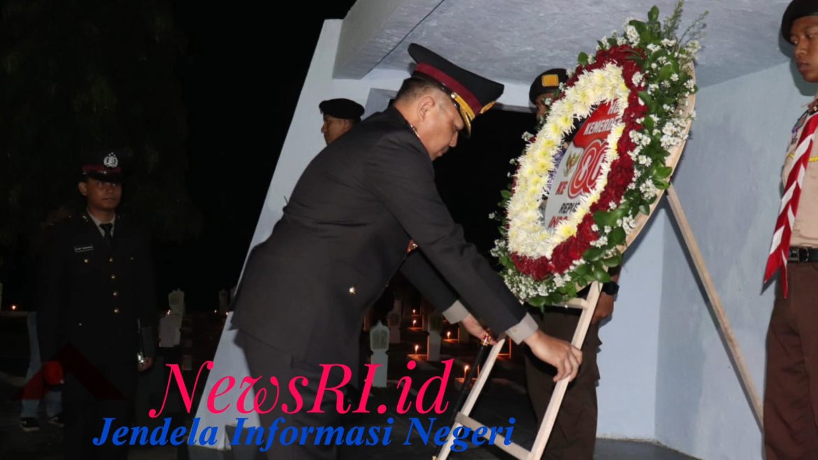 Kapolres Pekalongan Pimpin Apel Kehormatan dan Renungan Suci HUT ke-80 RI di TMP Bhakti Wiratama